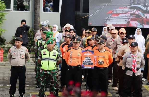 TNI-POLRI dan Tagana mengikuti apel kesiapsiagaan