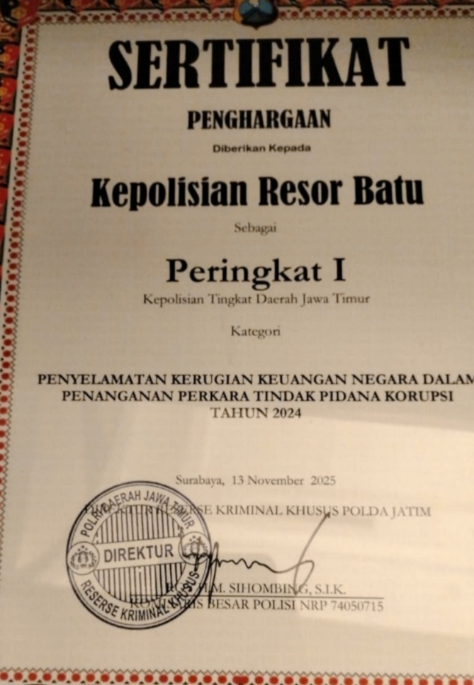 Piagam Penghargaan Unit Kerja Terbaik Peringkat I untuk Polres Batu di bidang Penyelamatan Kerugian Keuangan Negara Tahun 2024.