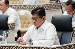 Wakil Menteri Transmigrasi Viva Yoga Mauladi menyampaikan presentasi dalam Rapat Kerja dengan Komisi V DPR RI di Gedung DPR, Jakarta,