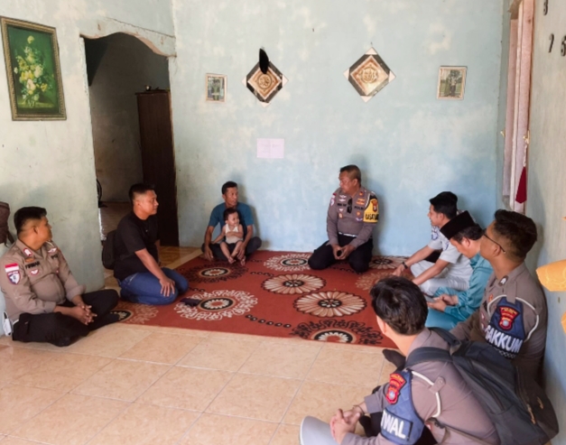 Kasat Lantas Polres Natuna Iptu Erwantony memimpin penanganan kecelakaan dan pencairan santunan Jasa Raharja.
