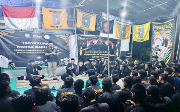 Kangmas H. Maksum Rosadin SH MH memberikan sambutan dalam tasyakuran warga baru PSHT Ranting Sawahan Cabang Surabaya 2025.