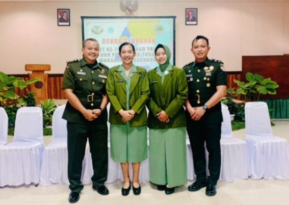 Letkol Arh S. A. Limbongan kiri bersama Ibu Persit ketika bersama