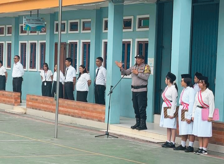 AIPTU Altom Sipahutar, Bhabinkamtibmas Lubuk Baja Kota, sedang membacakan amanat sebagai pembina upacara di SMK Advent Batam