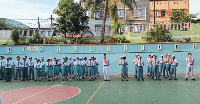 Para siswa siswi antusias mengikuti upacara