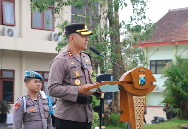 Kapolres Batu AKBP Andi Yudha Pranata memberikan amanat dalam apel Operasi Zebra Semeru 2025.