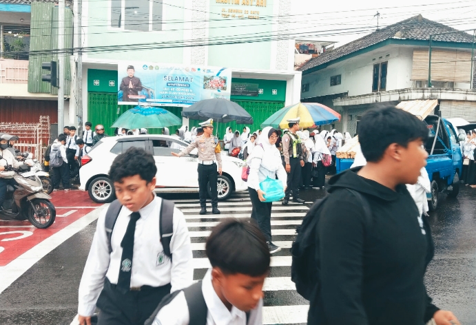 AKP Kevin Kasat Lantas Polres Batu ketika mengatur lalu lintas Operasi Zebra Semeru 2025 kepada warga Kota Batu.