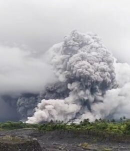 Status Gunung Semeru Naik ke Level Awas, 300 Warga Dievakuasi Usai Erupsi