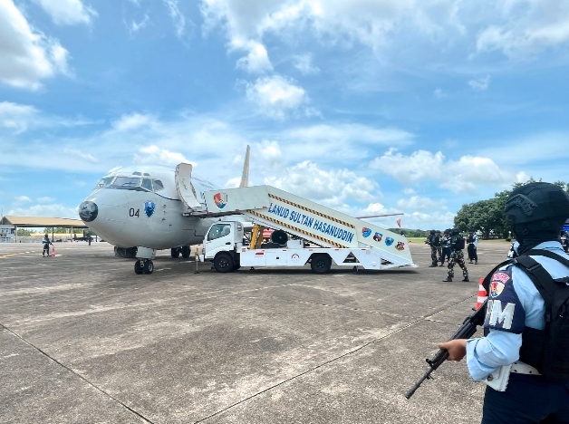 Personel Kopasgat dan Satpom TNI AU mengamankan area isolasi pesawat asing yang dipaksa mendarat dalam latihan di Makassar.
