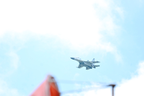 Dua pesawat tempur Sukhoi TNI AU Su-30 melakukan manuver di udara dalam Latihan Force Down Koopsudnas 2025.