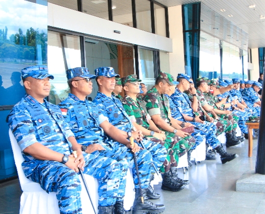 Para pejabat tinggi TNI, termasuk Danpuslat Kodiklat dan Komandan Lanud Tipe A, mengamati simulasi penanganan pesawat asing di Lanud Sultan Hasanuddin.