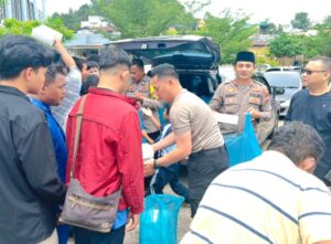 Program Jumat Berkah Polsek Lubuk Baja Sasar Masjid Darul Hikmah, Warga Senang