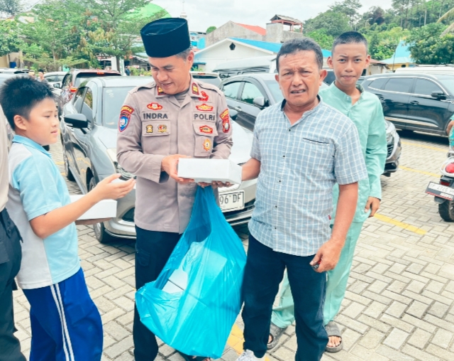 Suasana pembagian bantuan sosial program Jumat Berkah Polsek Lubuk Baja yang diikuti oleh warga sekitar Masjid Darul Hikmah, Kelurahan Kampung Pelita.