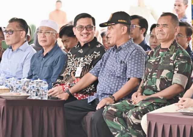 Kolonel Adm Marshall, Kadister Lanud Raden Sadjad, mewakili Danlanud dalam acara peresmian hunian swadaya di Natuna.