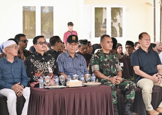Kolonel Adm Marshall, Kadister Lanud Raden Sadjad, mewakili Danlanud bersama para pejabat tinggi lainya dan tokoh masyarakat