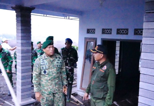 Ekspresi serius Mayjen TNI Susilo saat memantau kesiapan prajurit Kostrad dalam penanganan darurat bencana erupsi Semeru.