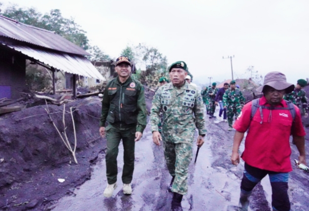 Panglima Divif 2 Kostrad meninjau jalur evakuasi dan infrastruktur yang tertimbun material vulkanik di kawasan Pronojiwo, Lumajang.