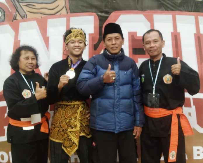 Ketua IPSI Kota Batu yang sekaligus Ketua Dewan PSHT Cabang Batu, KangMas Drs. Suyono bersama para atlit dan pelatih serta Officel