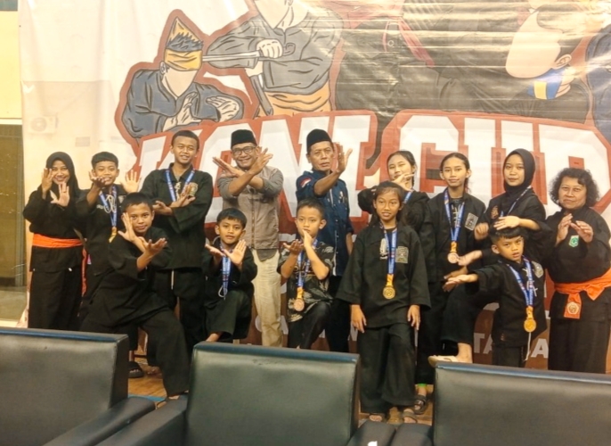 Ketua PSHT Cabang Batu, KangMas Sutrisno bersama para atlit dan Officel