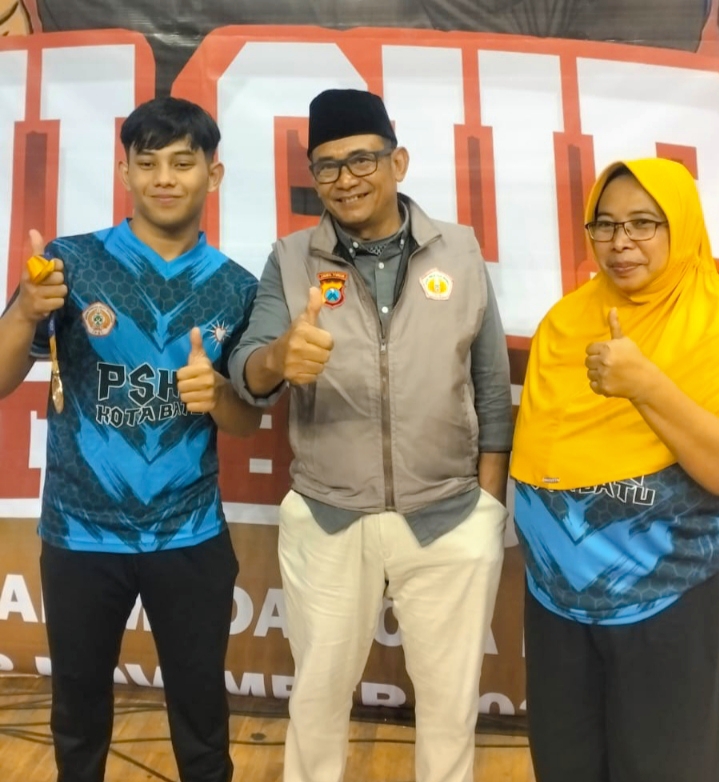 Bidang Atlit Prestasi bersama Ketua PSHT Cabang Batu dan Juara 1 Dewasa kelas D Putra
