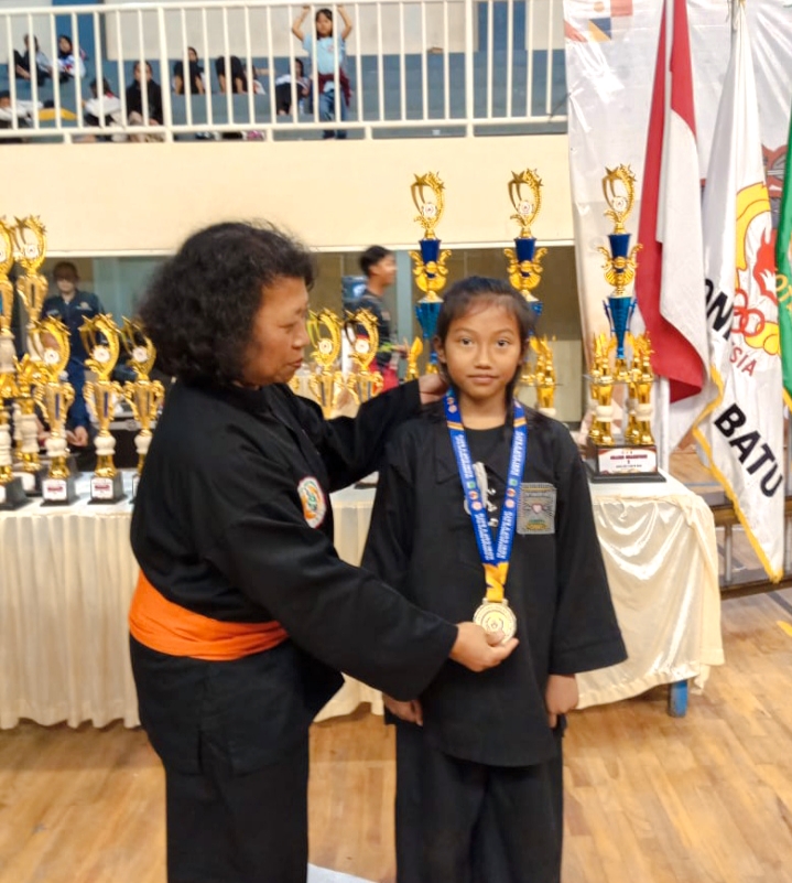 Atlit Usia Dini juara 1,Alfaniza Tantri Mega Pelangi ketika bersama Officelnya