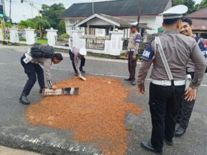 Polisi Natuna Bergerak Cepat Tangani Tumpahan Solar Pemicu Kecelakaan