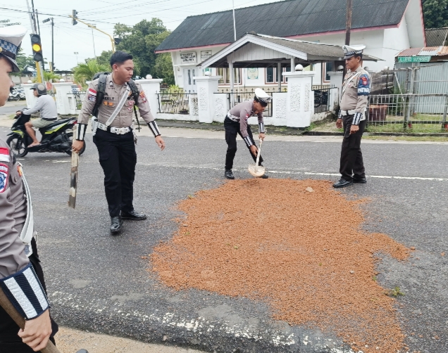 Personel Sat Lantas Polres Natuna mengamankan lokasi dan membersihkan tumpahan solar di simpang Masjid Jamik.