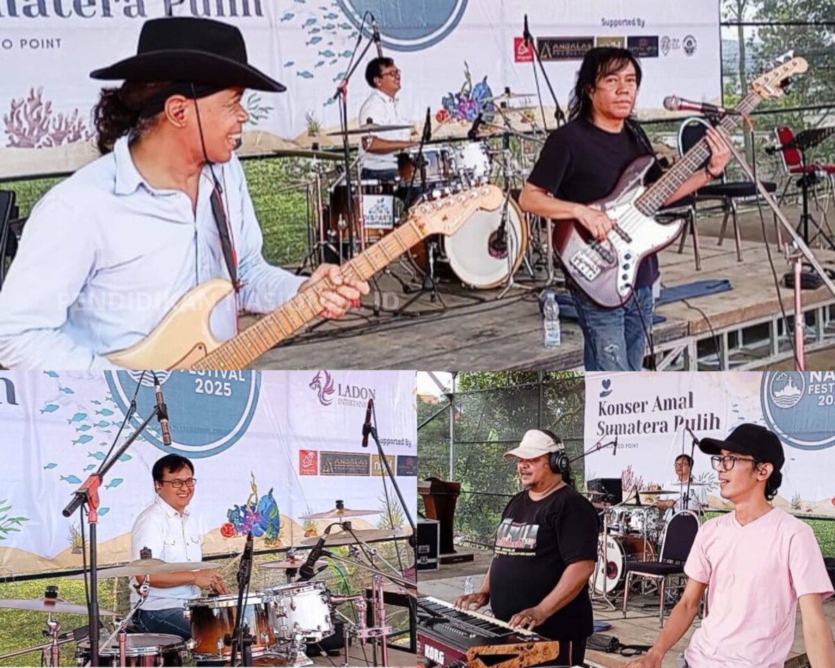 Personel Blue Navy Band (Nando, Sandy, Isak, Yusup, Arik, Nana, Novy