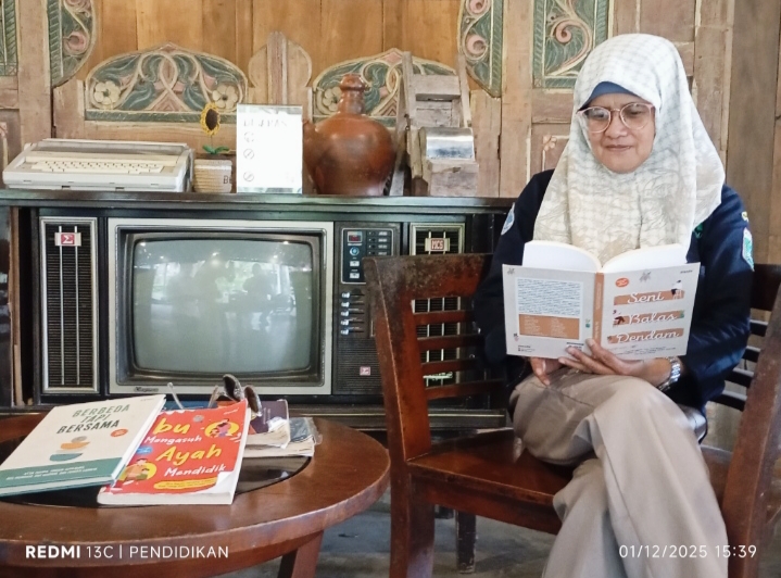 Kisah Novy E.R. Penulis 65 Buku Melawan Hoax dan Cyber Crime dengan Kata-Kata