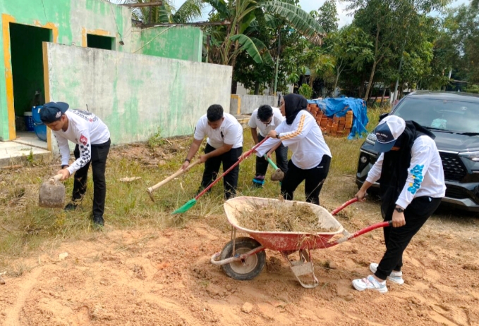 Aksi gotong royong membersihkan halaman dan selasar Masjid Syahrom Ba'dawi oleh jajaran Pemasyarakatan Batam.