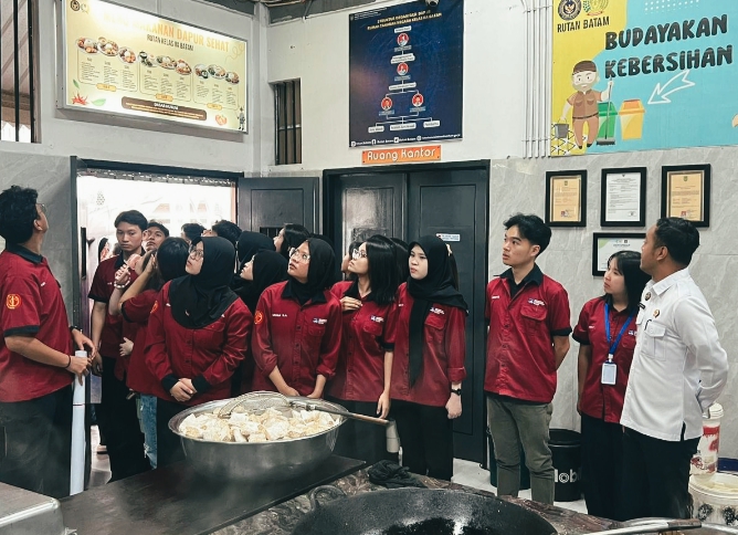 Mahasiswa Fakultas Hukum UIB didampingi petugas melihat langsung fasilitas green house sebagai sarana pembinaan di Rutan Batam.