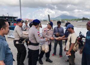Jumat Berkah dan Himbauan Keselamatan dari Satpolairud Natuna untuk Para Buruh Pelabuhan