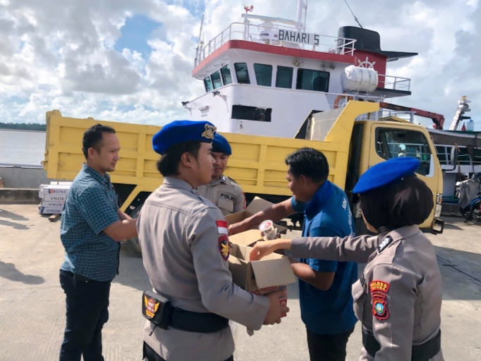 Suasana kegiatan Jumat Berkah Satpolairud Polres Natuna yang berlangsung hangat di kawasan Pelabuhan Penagi, Batu Hitam.
