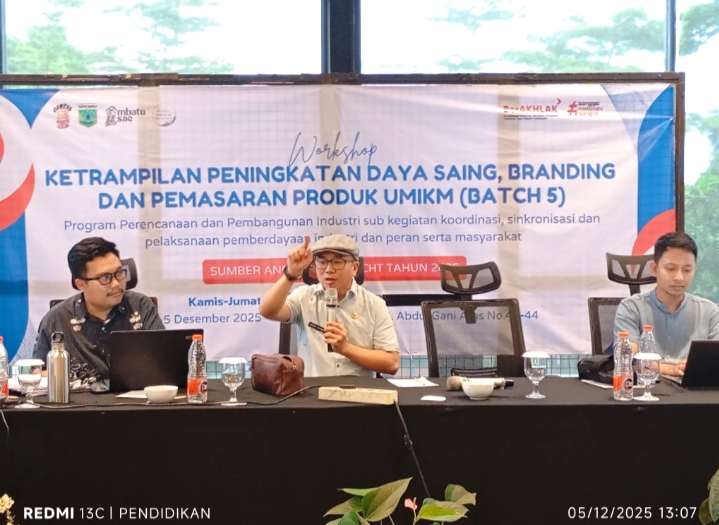 Andry Yunanto, SE., MSA., sedang memaparkan materi tentang masa berlaku dan pentingnya perpanjangan Hak Kekayaan Intelektual (HKI) kepada puluhan peserta workshop di Kudo Cafe, Kota Batu
