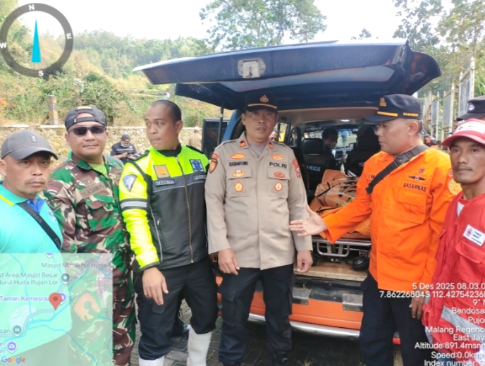 Petugas mengevakuasi jenazah korban lakalantas dari Sungai Konto untuk dibawa ke Rumah Sakit Hasta Brata, Batu