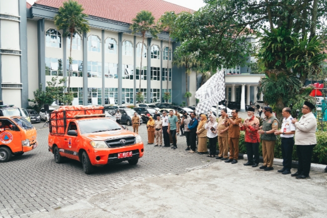 Wali Kota Batu Nurochman melepas keberangkatan konvoi lima truk bantuan kemanusiaan senilai Rp570 juta untuk korban bencana Sumatera di halaman Balai Kota Among Tani.