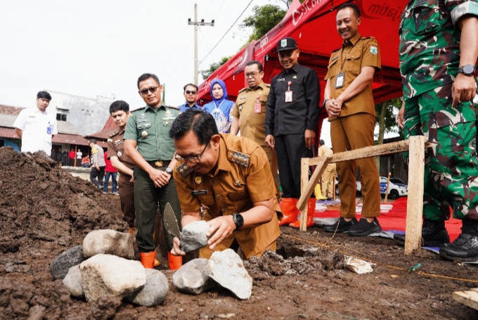 Wali-Kota-Batu-Nurochman-meletakkan-batu-pertama-pembangunan-Gerai-KDMP-Torongrejo-di-Saung-Tani