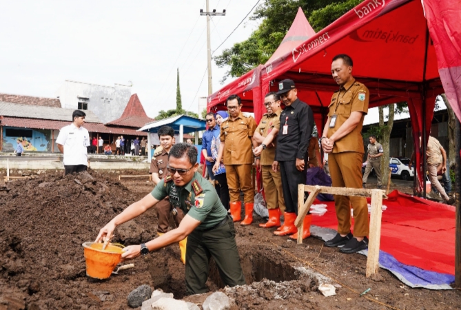 Dandim  atau yang mewakili ketika prosesi peletakan batu pertama. 