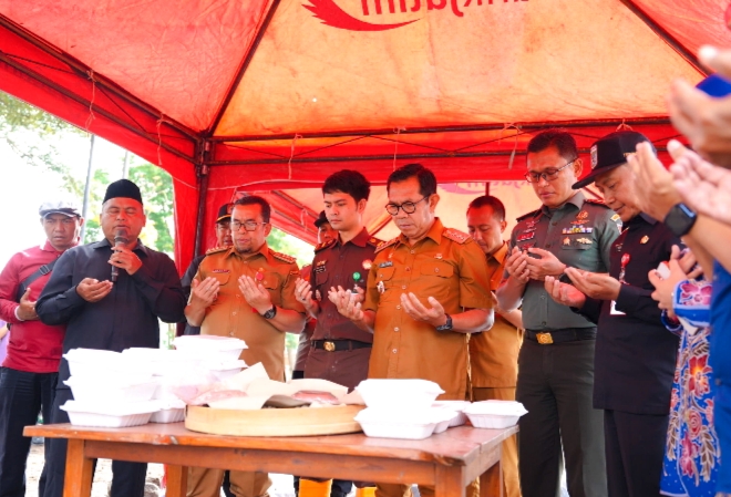 Wali Kota Batu ketika berdoa bersama jajaran forkopimda