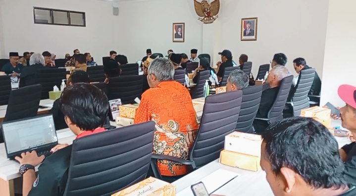 Mediasi sumber mata air antara warga Dusun Sabrangbendo dan YLPI Al-Hikmah di DPRD Kota Batu, Senin (8/12/2025).