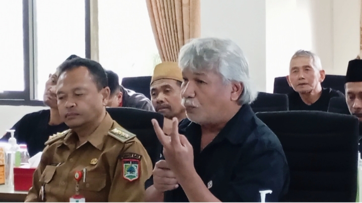 Ketua BPD Desa Giripurno, Heru menjelaskan perihal rapat yang sudah beberapa kali dilaksanakan