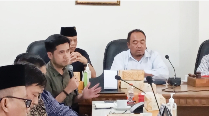Anggota DPRD yang lainya memberikan pendapatnya