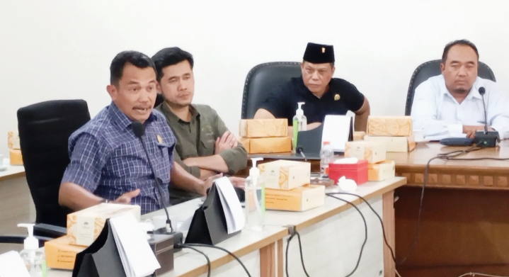 Anggota DPRD yang lainya memberikan solusi untuk kedua belah pihak