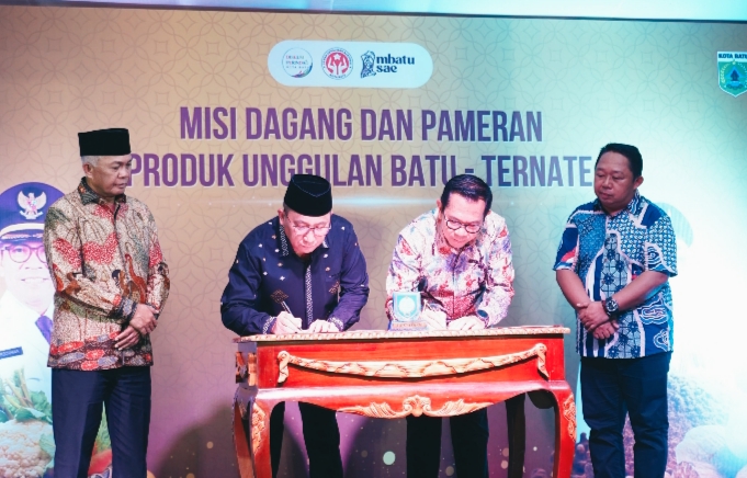 Walikota Batu, Nurochman dan Walikota Ternate M. Tauhid Soleman menandatangani MoU kerja sama perdagangan hortikultura dan UMKM di Kantor Walikota Ternate.