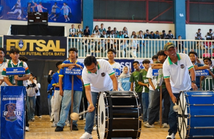 Wali Kota Batu Nurochman memukul gendang tanda dibukanya Batu Futsal League 2025 di GOR Gajahmada