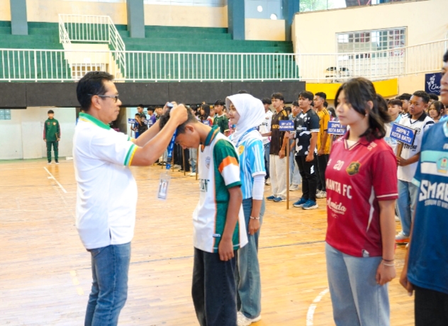 Atlet pelajar peserta Batu Futsal League 2025 dari 46 SMP dan SMA se-Kota Batu saat opening ceremony
