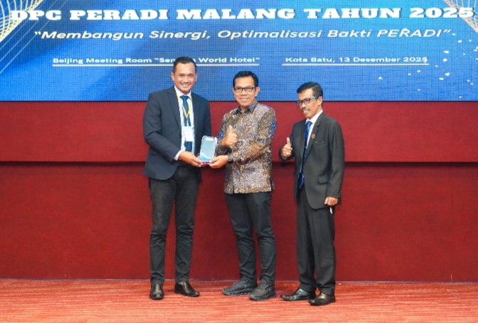Wali Kota Batu Nurochman berfoto bersama pengurus DPC PERADI Malang, simbolis komitmen sinergi dalam layanan bantuan hukum.