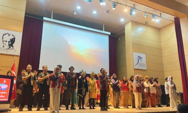 Parade kostum budaya Indonesia yang warna-warni pada festival Nusantara Wonderland 2025