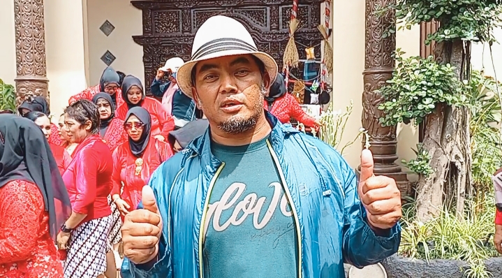 H. Darsono ( Kaji Bagong ) ketika menyampaikan kegiatan Mitoni atau Pitonan