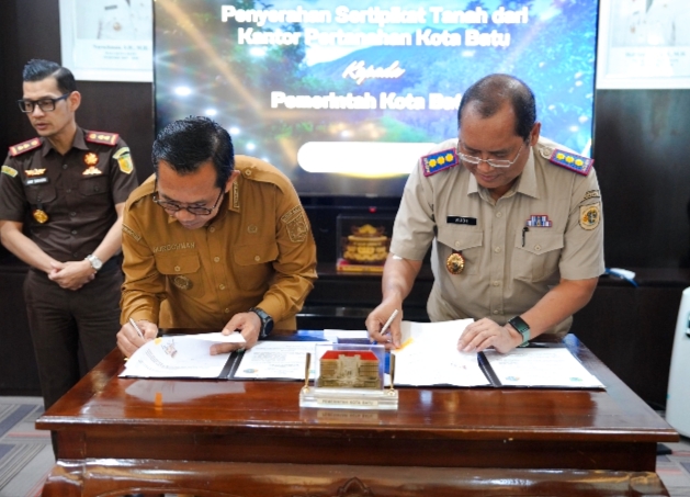 Prosesi penandatanganan oleh Wali Kota Batu dan BPN Batu