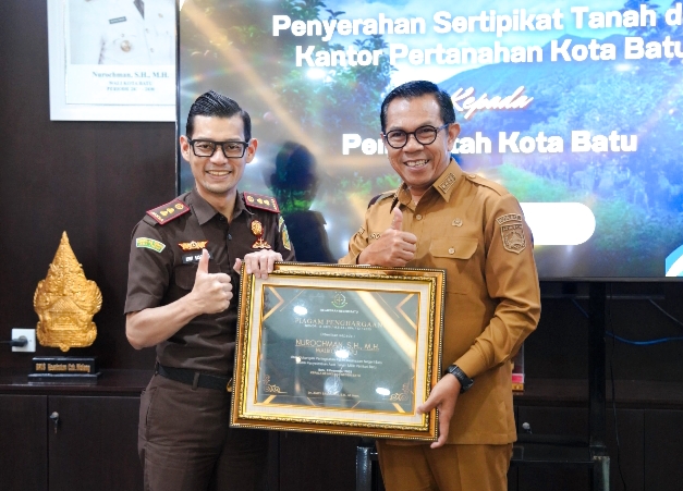 Moment ketika Wali Kota Batu menerima penghargaan dari Kejari Batu